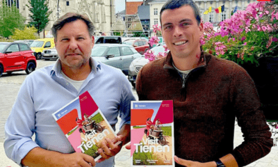 Schepen van Handel Werner Sabo en schepen van toerisme Gijsbrecht Huts met de nieuwe toeristische brochure. © RV