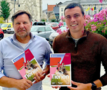 Schepen van Handel Werner Sabo en schepen van toerisme Gijsbrecht Huts met de nieuwe toeristische brochure. © RV